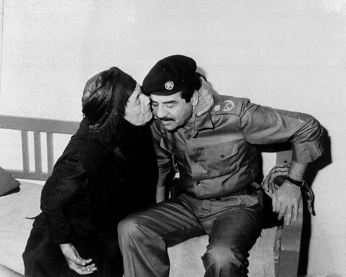 Ирано-иракская война завершилась в августе 1988 года. Вместе с ней в Ираке закончился «нефтяной социализм» — в мире начали падать цены на сырье. Страна накопила долг в размере $81 млрд, все социальные программы закрыли На фото: встреча Саддама Хусейна с матерью погибшего солдата, ноябрь 1980 года