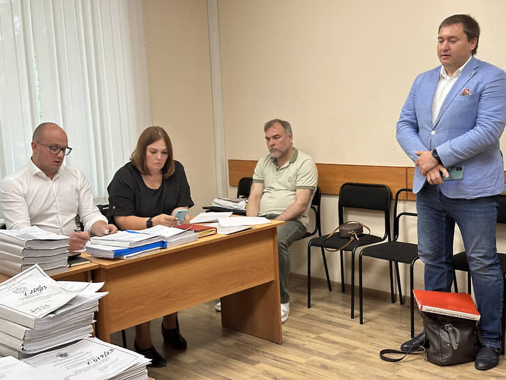 Бывший владелец сети шинных центров «Таганка» Андрей Смышляев (третий слева) в суде 