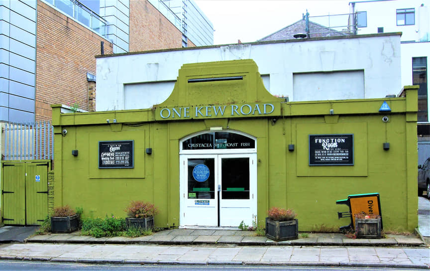 В этом здании размещался Crawdaddy Club, в котором The Rolling Stones в феврале 1963 года впервые сыграли в классическом составе (некоторые участники группы выходили на сцену клуба и раньше) 
