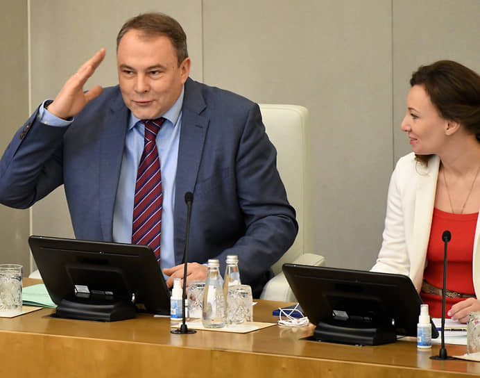 Заместители председателя Госдумы России Петр Толстой и Анна Кузнецова