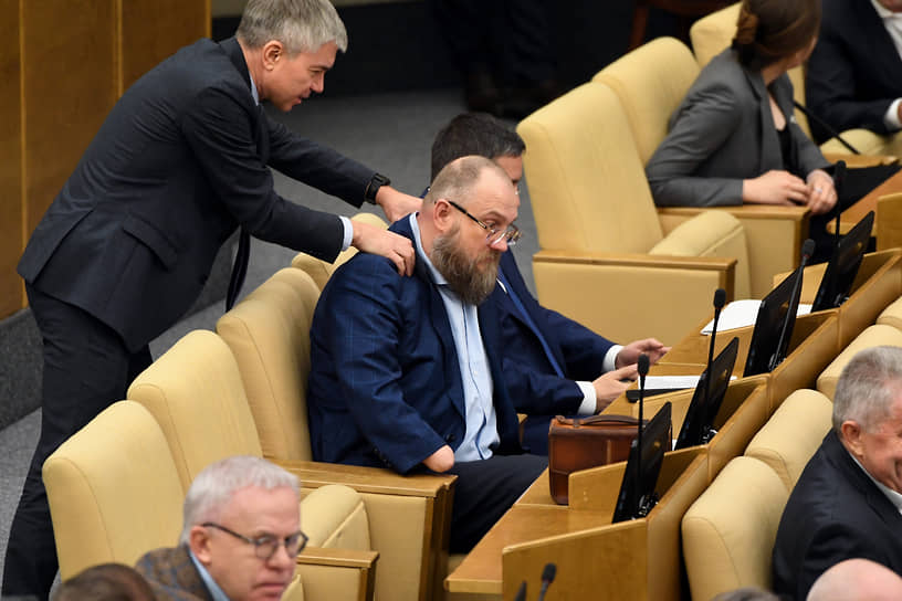 Заместитель руководителя фракции «Единая Россия» Евгений Ревенко (слева) и зампред комитета по физической культуре и спорту Сергей Бурлаков (в центре)