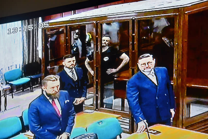 Глава компании Group-IB Илья Сачков (за стеклом) на заседании суда 