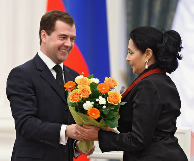 «Гимн прерывается, а люди все поют. Это патриотизм, это любовь к своей стране. Вот и все»  Ирина Винер-Усманова — полный кавалер ордена «За заслуги перед Отечеством». Также она награждена орденами Почета, Дружбы и другими наградами  На фото: с президентом РФ Дмитрием Медведевым, 2009 год 