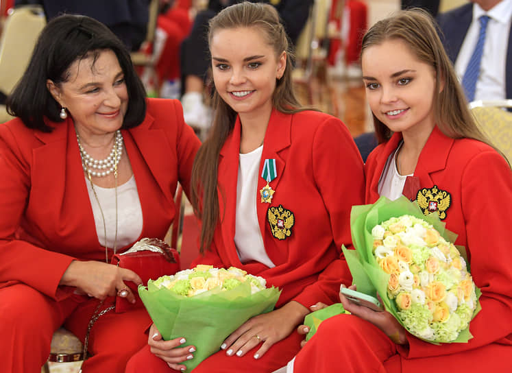 «Мои девочки часто называют меня мамой, даже не второй, а первой иногда. А я считаю их своими родными детьми, ведь это дорогого стоит, если ребенок назвал тебя мамой»  На фото: с российскими гимнастками Диной и Ариной Авериными  