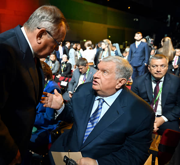 Президент банка ВТБ Андрей Костин (слева) и глава «Роснефти» Игорь Сечин (в центре)