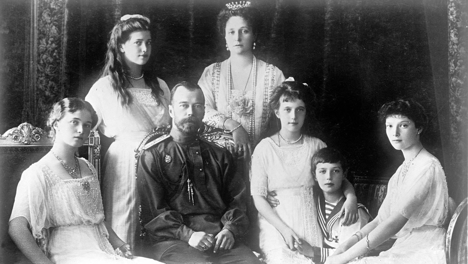 «Вывезли не только компактные ювелирные изделия (бусы, браслеты, броши и т. д.), но и такие объемные вещи, как диадемы» 