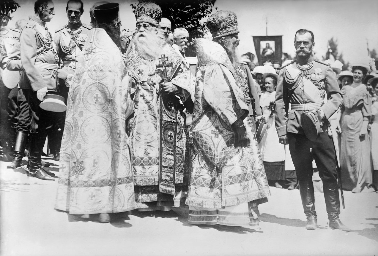 «Ценности, во время пребывания царской семьи в г. Тобольске, были переданы на хранение» (на фото — Николай II и церковные иерархи, 1909 год) 