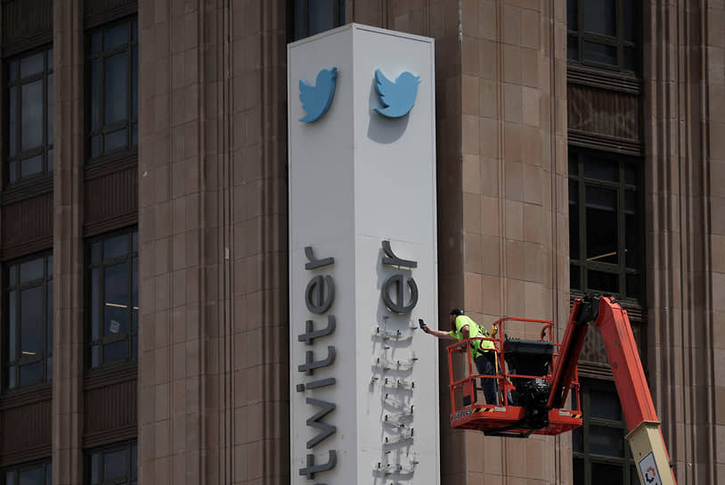 Демонтаж старого логотипа с фасада штаб-квартиры Twitter (или X)