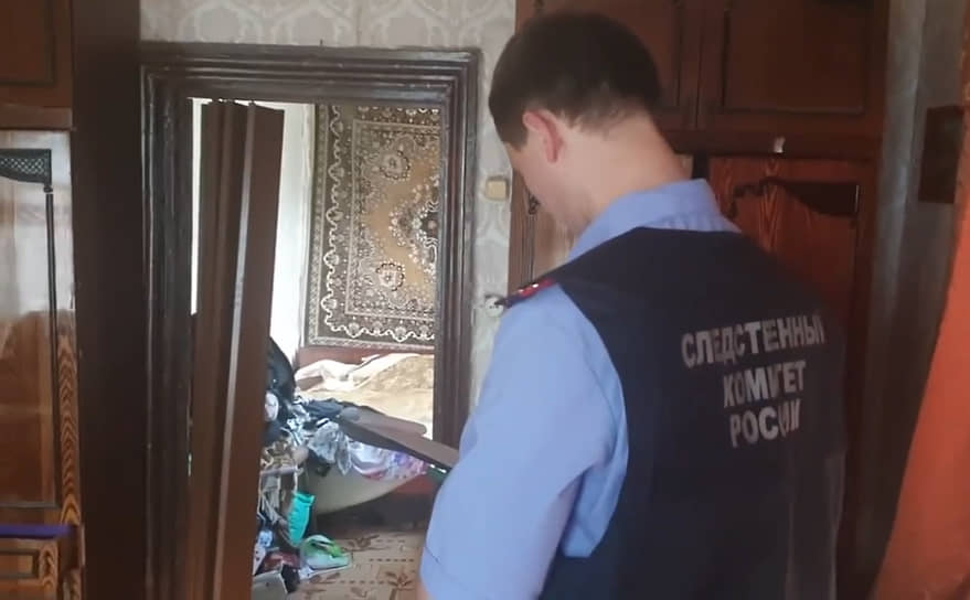 Сотрудник СКР в доме, где удерживалась девушка