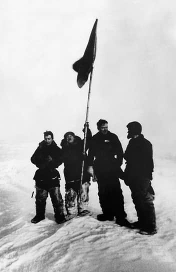 21 мая 1937 года Советский Союз открыл первую научно-исследовательскую дрейфующую станцию около Северного полюса. Она получила название «Северный полюс-1»  На фото: полярники, работавшие на станции  