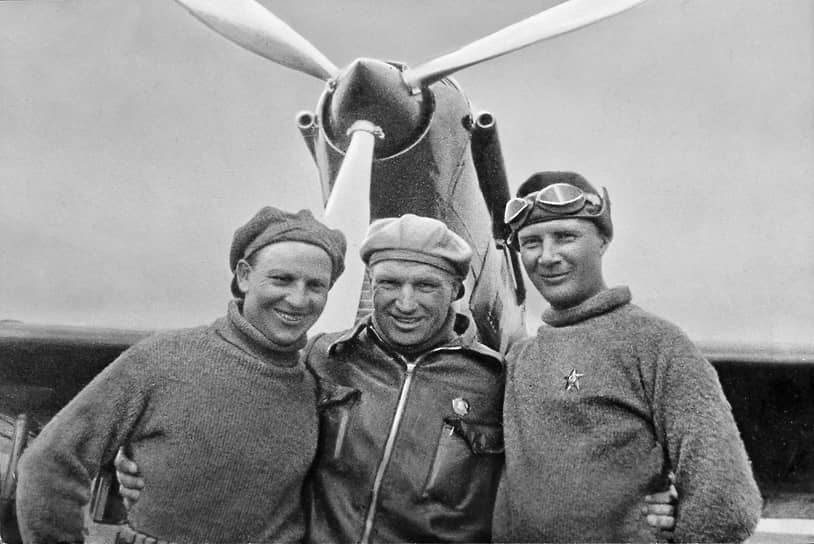 В 1937 году был осуществлен первый межконтинентальный перелет через Северный полюс. Его совершили советские летчики Георгий Байдуков (слева), Валерий Чкалов (в центре) и штурман Александр Беляков (справа) на самолете АНТ-25. 18 июня они вылетели из Москвы, а 20 июня приземлились в Ванкувере (США)  