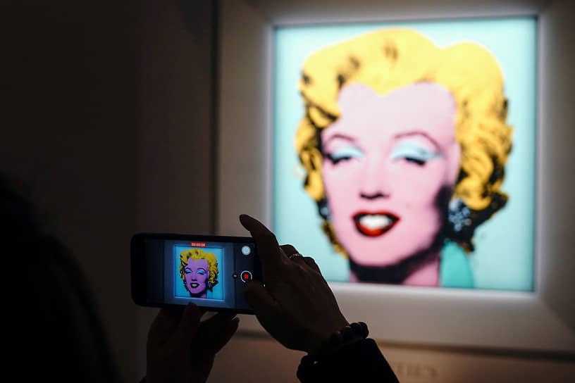 Shot Sage Blue Marilyn (1964) — одна из самых известных работ Энди Уорхола, написанная через два года после смерти Мэрилин Монро. Портрет обыгрывает рекламный плакат к фильму «Ниагара» и входит в серию из пяти картин «Застреленные Мэрилин». Такое название она получила после инцидента, когда знакомая художника Дороти Подбер попросила разрешение сфотографировать полотна, но вместо этого прострелила их (в английском языке эти глаголы звучат одинаково — shoot). В 2022 году картину продали на аукционе Chrisie's за рекордные $195 млн