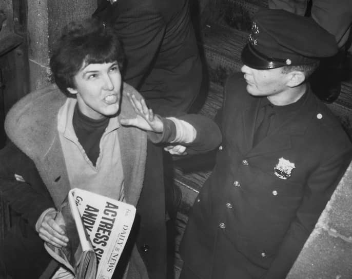 3 июня 1968 года на Уорхола было совершено покушение: писательница-феминистка Валери Соланас (на фото) трижды выстрелила ему в живот. Художник перенес клиническую смерть, но чудом выжил. Более того, он отказался от обвинений в адрес Соланс, которая получила три года лишения свободы с принудительным лечением в психиатрической клинике, а позже снял ее в одном из своих фильмов. Из-за травм Уорхолу приходилось до конца жизни носить корсет. В 1995 году покушение легло в основу биографической драмы «Я стреляла в Энди Уорхола»