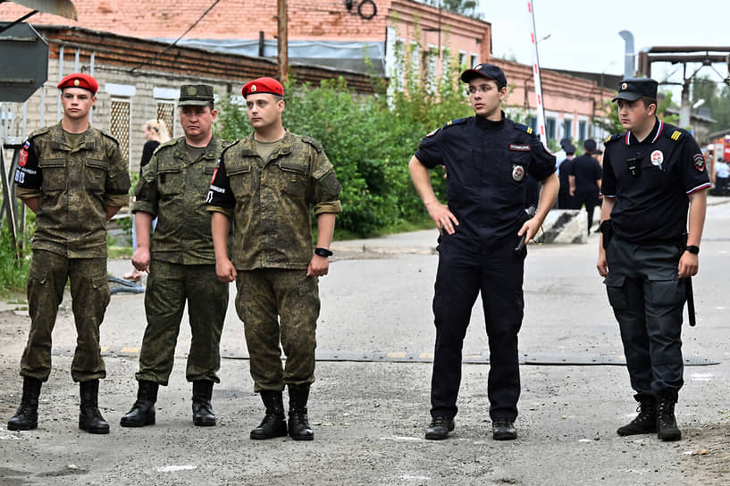 На месте работают сотрудники полиции и военной полиции