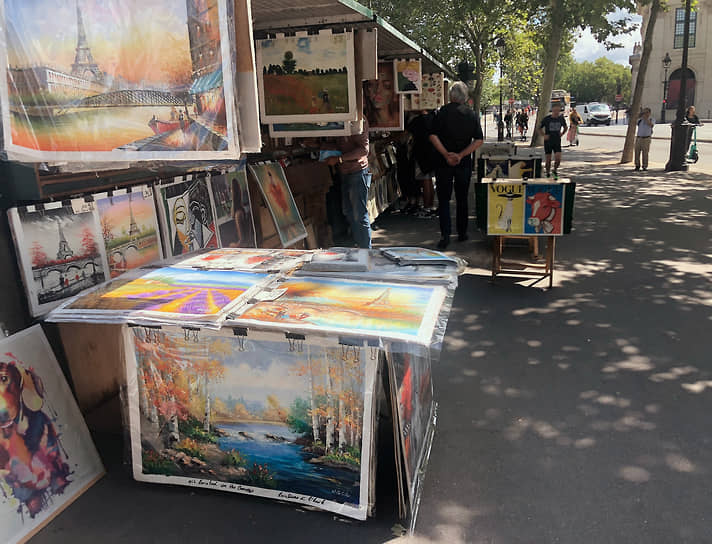 Лавки букинистов на набережной в Париже 