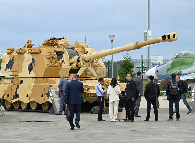 Научно-деловая программа включает более 260 мероприятий На фото: стенд дивизионной самоходной гаубицы «Мста-С» на выставке вооружения
