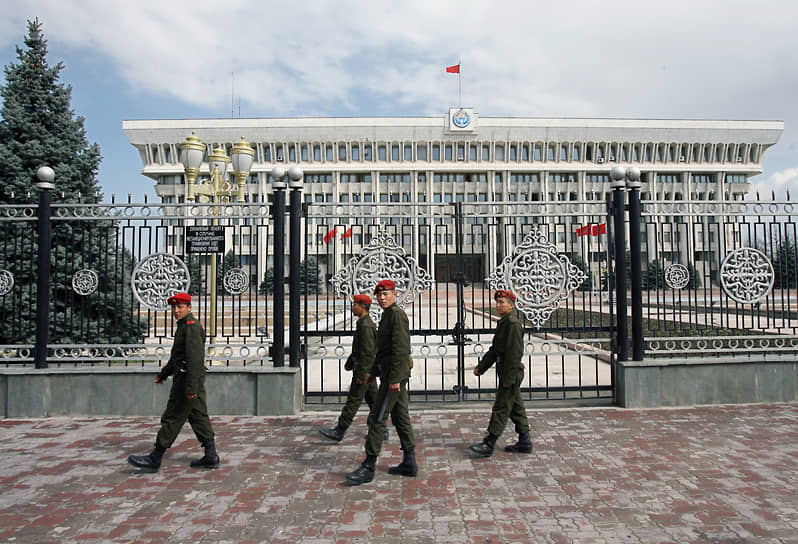 Военнослужащие на фоне Дома правительства Киргизии, где заседает парламент страны 