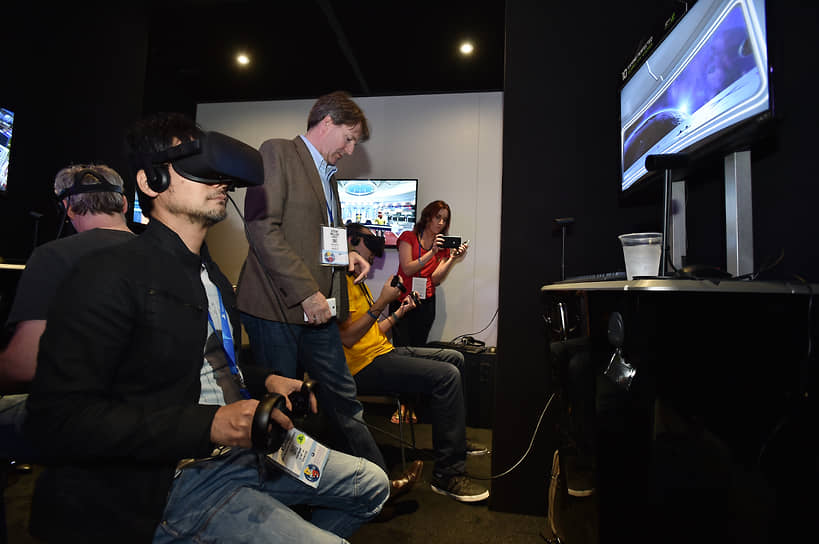 В 2015 году у геймдизайнера произошел конфликт с Konami. Стороны никогда официально не сообщали о причинах разногласий, но были мнения, что причиной стало нарушение сроков разработки игр со стороны Кодзимы, из-за чего значительно вырастала их стоимость.  Сам же Хидео Кодзима был недоволен зарплатой в компании 