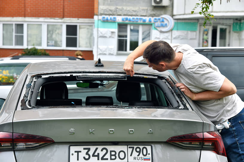 Поврежденный в результате атаки беспилотника автомобиль