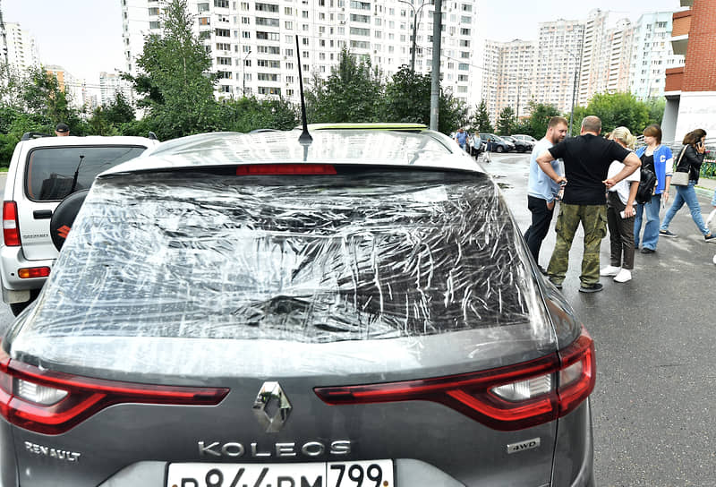 Поврежденный из-за атаки беспилотника автомобиль