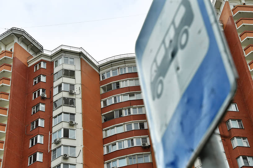 Выбитые стекла на балконе многоэтажного жилого дома в Красногорске