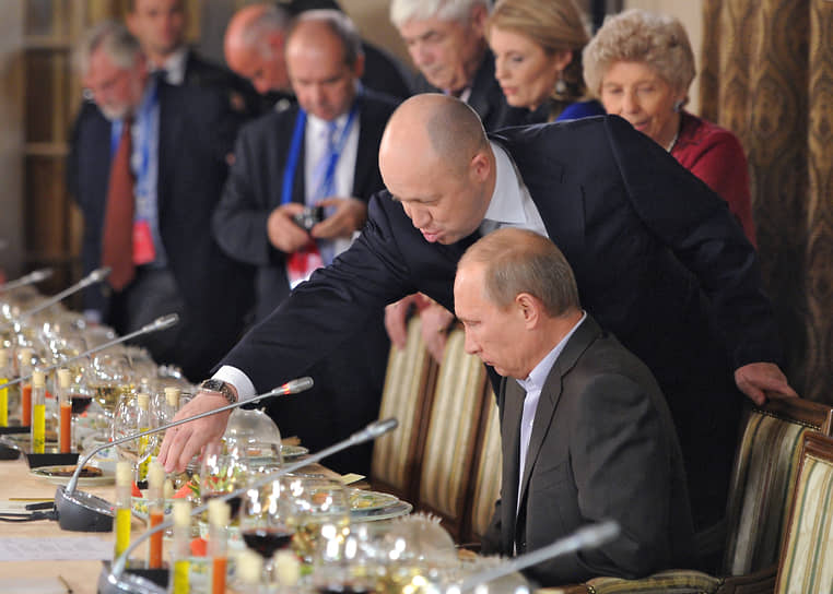 Председатель правительства России Владимир Путин (справа) и директор компании «Конкорд» Евгений Пригожин во время встречи с членами международного дискуссионного клуба «Валдай» в 2011 году 