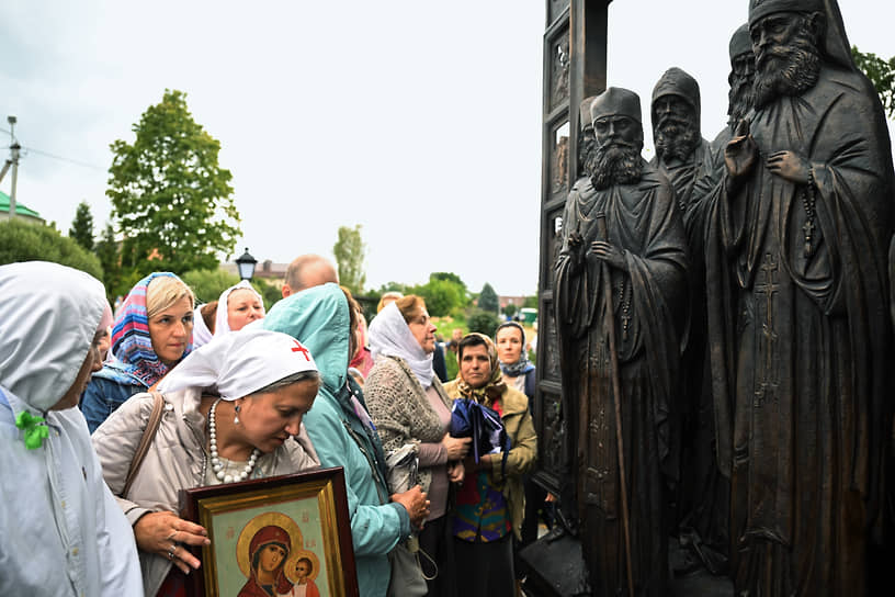 На Соборной площади города Печоры в рамках празднования был установлен памятник Псково-Печерским старцам, который освятил митрополит Псковский и Порховский Тихон. Скульптурная композиция состоит из девяти фигур старцев Псково-Печерского монастыря
