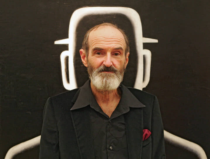 Эрик Булатов, с конца 1980-х годов живущий в Париже, на родине выставлялся редко. В 2003 году впервые в России прошла выставка его графики