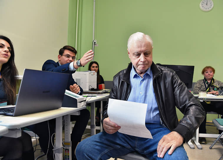 Москва. Председатель партии «Справедливая Россия» Сергей Миронов (справа) на избирательном участке №73 на выборах мэра столицы