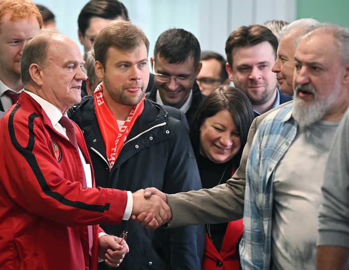 Москва. Слева направо: член комитета Госдумы по бюджету и налогам Денис Парфенов, лидер КПРФ и кандидат в мэры Москвы Леонид Зюганов на избирательном участке во «Дворце творчества детей и молодежи на Миусах» перед началом голосования