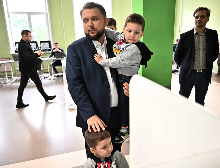 Москва. Кандидат на выборах мэра Москвы от ЛДПР, вице-спикер Госдумы Борис Чернышов с сыновьями на избирательном участке №73