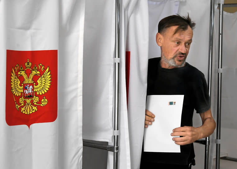 Алушта. Мужчина готовится проголосовать