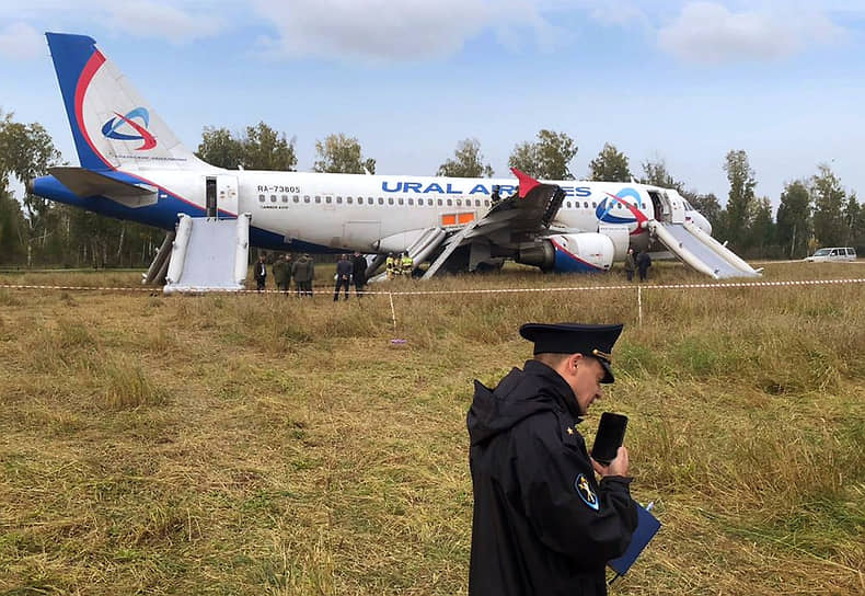 Экипаж самолета планировал долететь до запасного аэродрома, но в итоге воздушное судно посадили в поле в 180 км от Новосибирска 