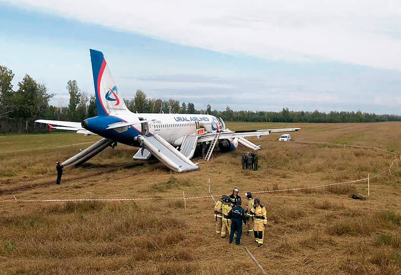 Согласно данным Flightradar, самолет не выполнил посадку в аэропорту Омска, сменил курс и полетел в сторону Новосибирска 