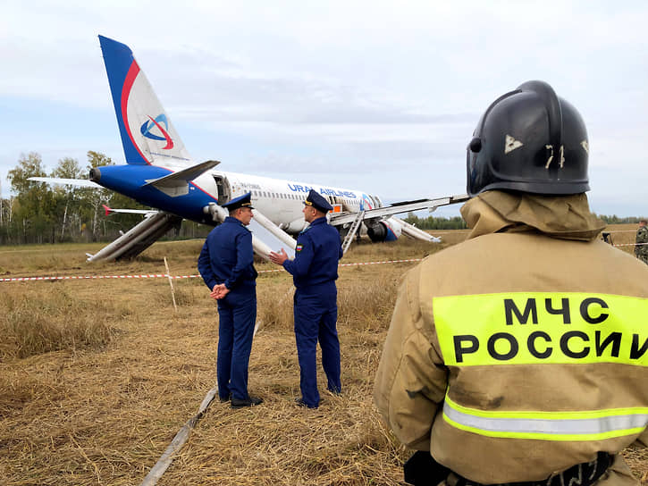 Вид на самолет, совершивший аварийную посадку 