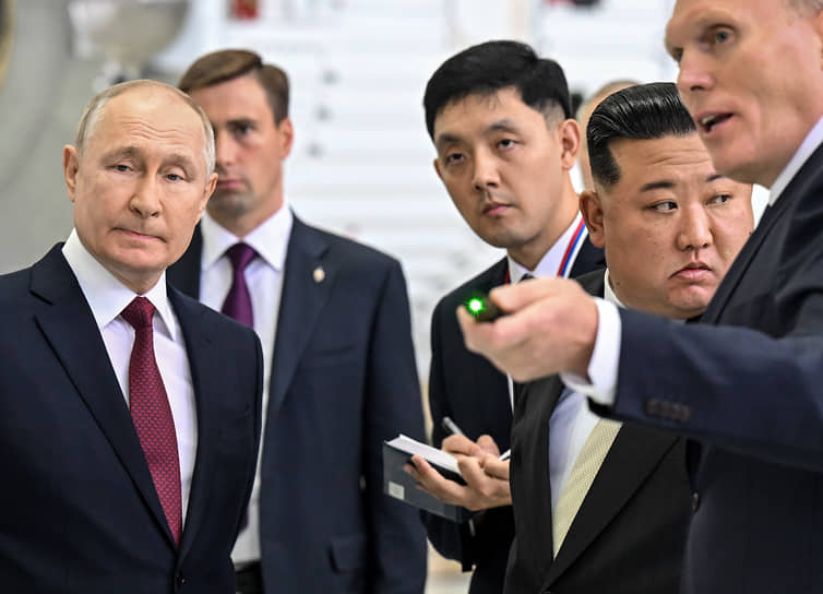 Президент России Владимир Путин (слева), председатель Государственного совета КНДР Ким Чен Ын (второй справа) и гендиректор «Центра эксплуатации наземной космической инфраструктуры» (ЦЭНКИ) Николай Нестечук (справа) во время осмотра космодрома «Восточный»
