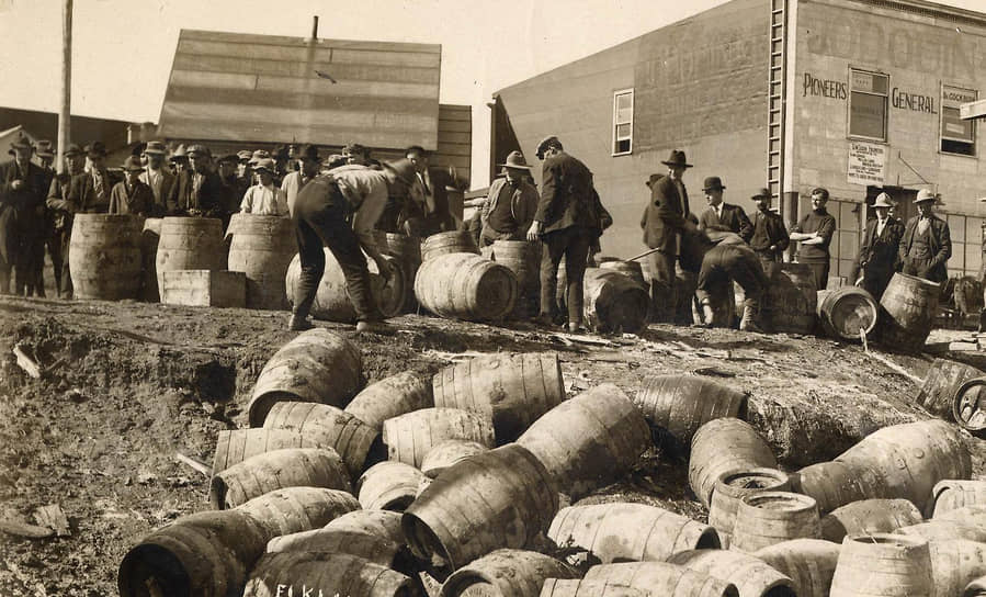 Канадские полицейские конфискуют нелегальный алкоголь в Онтарио, 1925 год 
