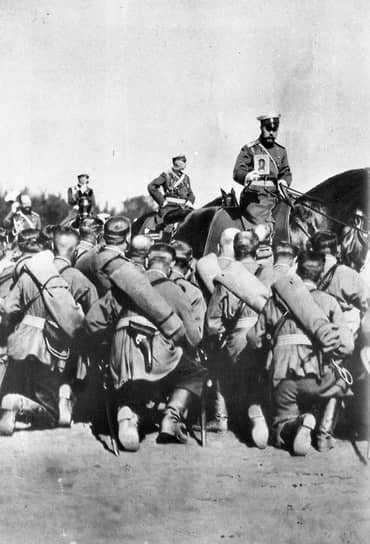 Император Николай II с военнослужащими, 1915 год 