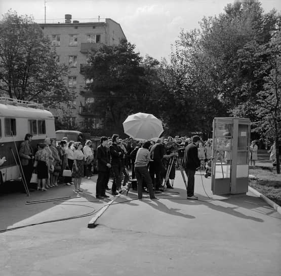 «Алло, Галочка? Ты сейчас умрешь!» Телефонная будка, из которой Милославский звонит Шпаку, любовница Якина — своим подругам, а Ульяна Андреевна — в психиатрическую больницу, находится рядом с домом №13 на Новокузнецкой улице в Москве. Этот таксофон — декорация, установленная специально для съемок фильма