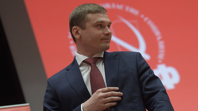 Коммуниста усадили за стол переговоров