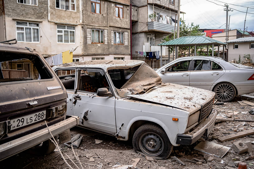Власти Азербайджана сообщили, что основная цель операции — уничтожение военной инфраструктуры НКР, и большая часть целей была достигнута На фото: последствия обстрела Степанакерта