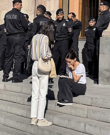 Протестующие попытались прорваться в здание, однако силовики сдержали натиск, силу в ответ не применяли