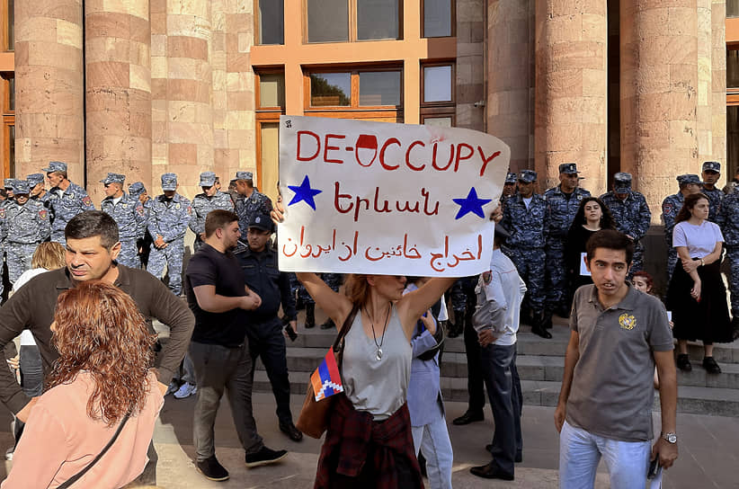 Собравшиеся на митинг выкрикивали антиправительственные лозунги и обвиняли руководство страны, в частности премьер-министра Никола Пашиняна, в том, что их политика привела к нынешней ситуации в Нагорном Карабахе