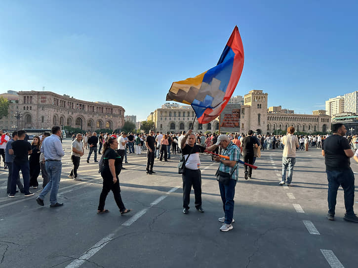 Премьер-министр Армении Никола Пашинян провел заседание Совета безопасности страны и по его итогам заявил, что Ереван не намерен начинать военные действия с Азербайджаном из-за ситуации в Карабахе На фото: митинг в Ереване