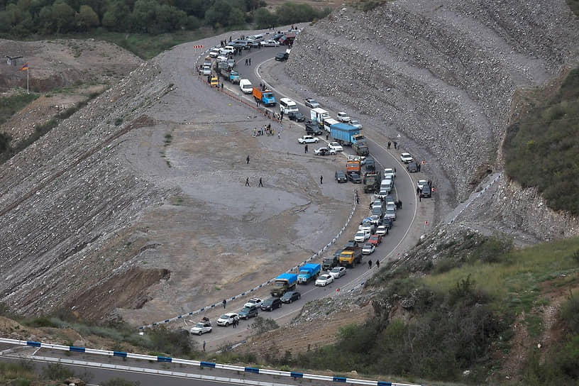 Колонна беженцев на пути из Нагорного Карабаха в Армению