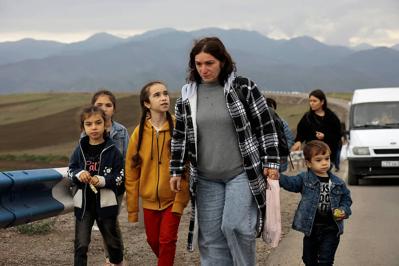 «Государство имеет ресурсы и все, что нужно для беженцев, организует. Нет острой нужды в каком-либо типе помощи»,— заявил замминистра территориального управления и инфраструктуры Армении Ованнес Арутюнян На фото: семья беженцев