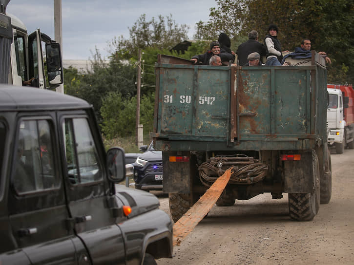 Центр регистрации беженцев находится в армянском городе Горис в 25 км от границы. Данные переселенцев вносятся в электронную базу, после чего у прибывающих выясняют, нуждаются ли они в жилье или остановятся у родственников