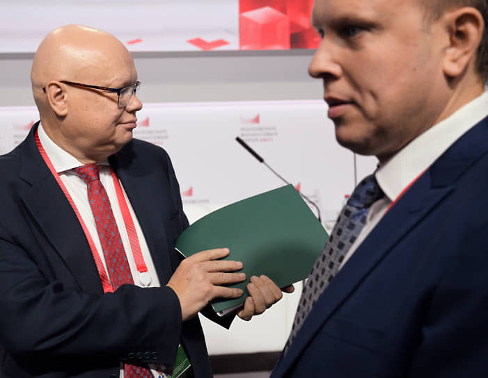 Заместитель министра финансов РФ Алексей Лавров (слева)