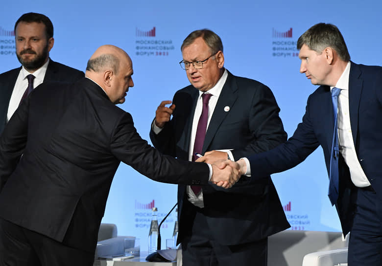 Форум организован Минфином России и правительством Москвы На фото (слева направо): помощник президента Максим Орешкин, председатель правительства России Михаил Мишустин, глава ВТБ Андрей Костин и министр экономики Максим Решетников на пленарном заседании