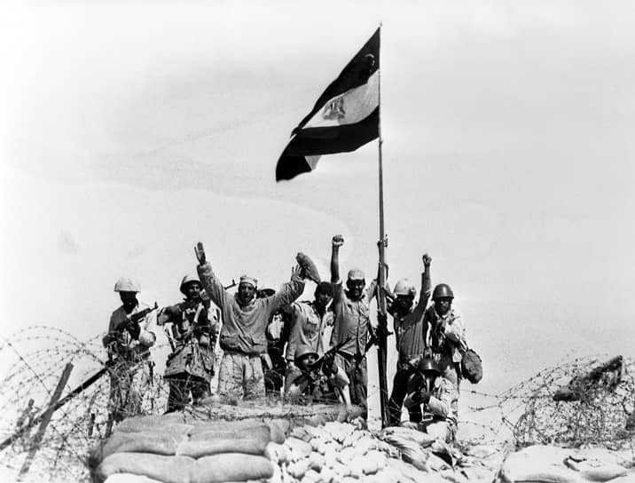 Египетские солдаты после прорыва ими линии Бар Лева в районе Суэцкого канала в первую неделю войны 